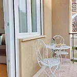 Graceful Apartment Near St Peter Metro 100 Mt