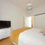 Graceful Apartment Near St Peter Metro 100 Mt